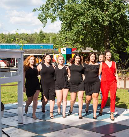 Supermodelka Plus Size - uczestniczki uczą się... chodzić
