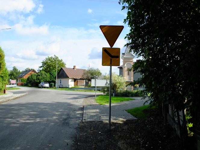 Rozbił pożyczone auto i zniszczył ogródek pani Heleny. 98-latka nie była zadowolona