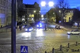 Szaleńczy pościg na ulicach Świdnicy. 26-latek prawie wjechał w manifestantów, zniszczył cztery samochody [Film]