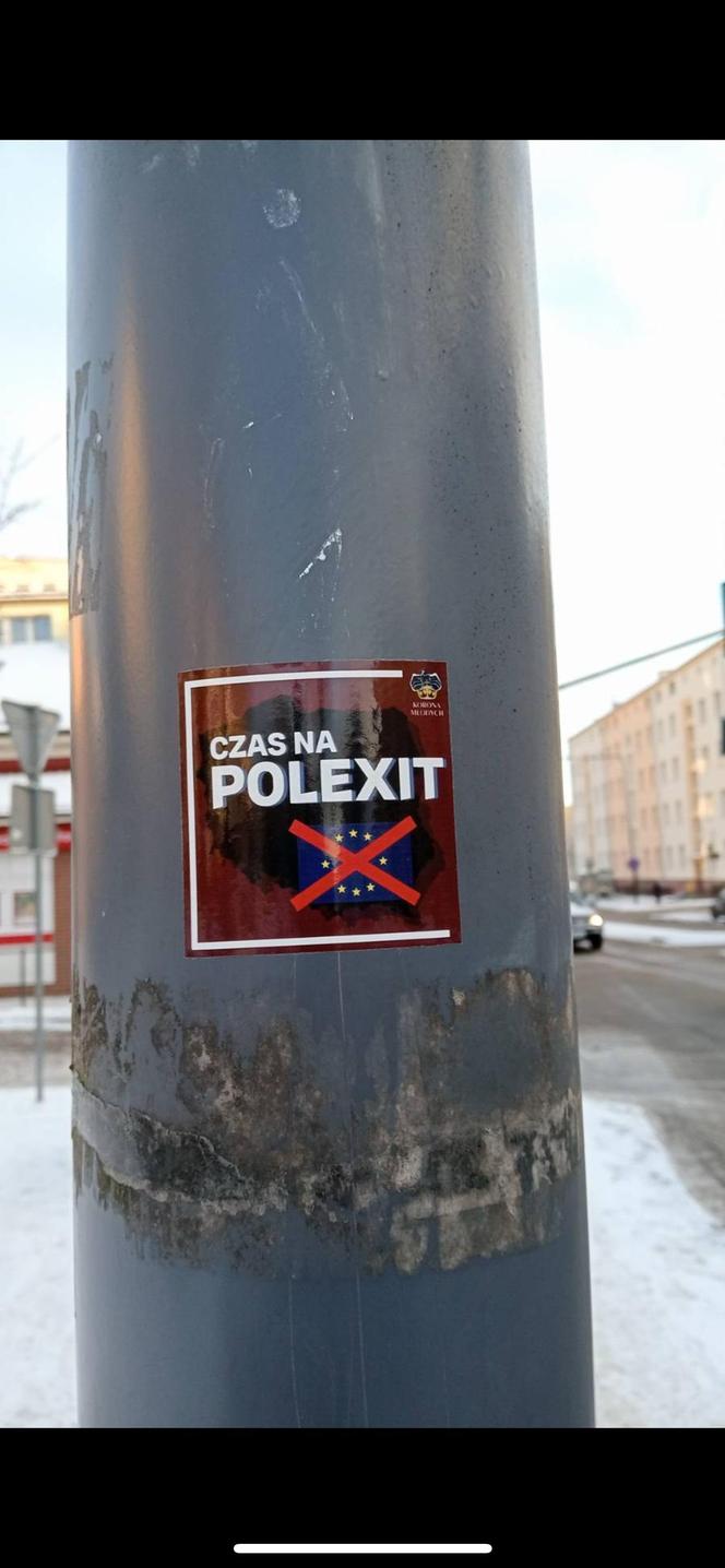 „Czas na PolExit”. W Olsztynie pojawiły się kontrowersyjne naklejki [ZDJĘCIA]