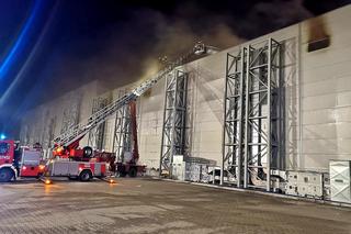 Płoną hale produkcyjne Tarczyński pod Wrocławiem. Strażacy od 7 godzin walczą z ogniem