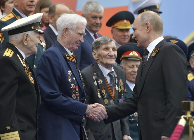 Defilady na Placu Czerwonym w Dniu Zwycięstwa.