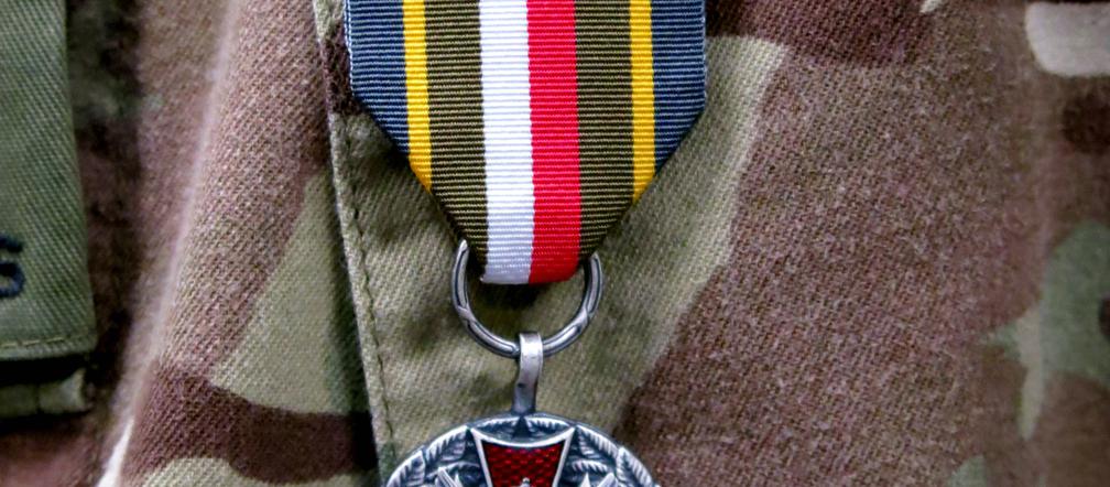 Białystok. Brytyjski oficer mjr Luke Dodington otrzymał Srebrny Medal Wojska Polskiego