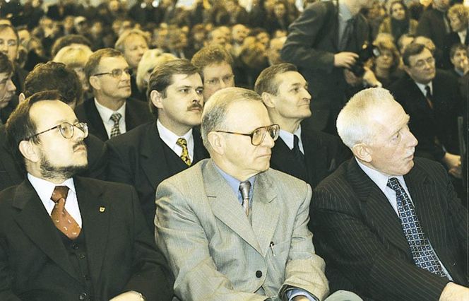 Od lewej: Prezes Urzędu Mieszkalnictwa i Rozwoju Miast Sławomir Najniger, prezes Zarządu Głównego SARP Krzysztof Chwalibóg, Ambasador Irlandii Patrick MacCabe; w tle Marek Mikos, Konrad Kucza-Kuczyńsk