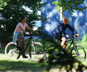 Ewa Drzyzga z mężem na rowerach. Operacje plastyczne nie są dla mnie!