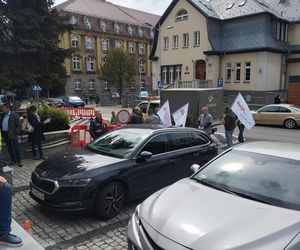 Konferencja prasowa hutników przed Ministerstwem Przemysłu w Katowicach