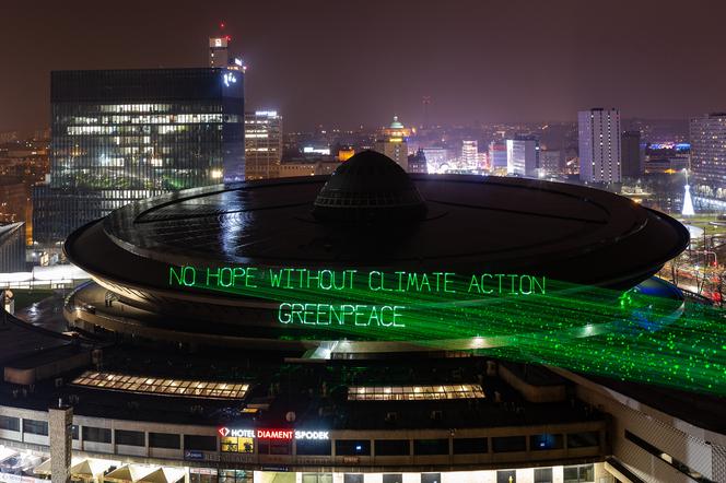 Napisy Greenpeace na Spodku