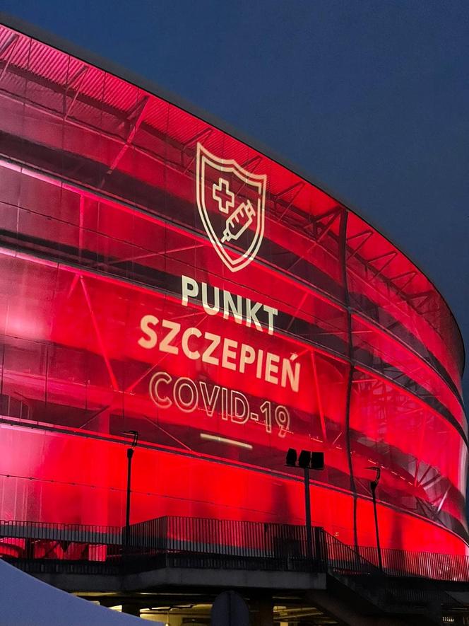 Największy w Polsce samochodowy punkt szczepień powstał na Stadionie Wrocław