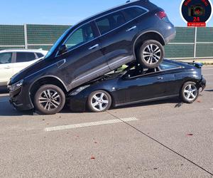  Gigantyczna kraksa pięciu samochodów na moście Południowym. Auto wjechało na dach drugiego!