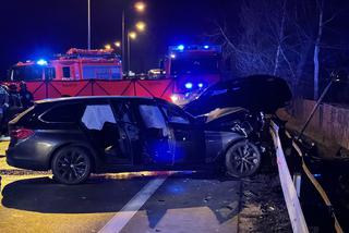 Śmiertelny wypadek w Nieporęcie. jeden z samochodow dachował