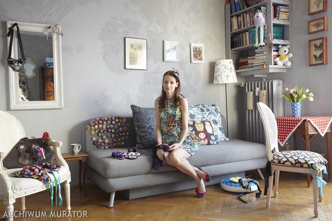 Szare ściany w salonie w stylu boho