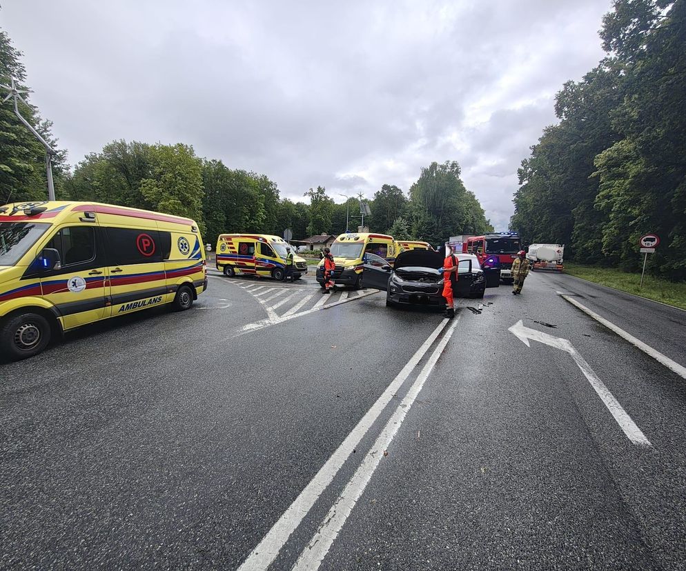 Dwa auta, w tym nieoznakowany radiowóz, zderzyły się pod Bydgoszczą. Sześć osób trafiło do szpitali