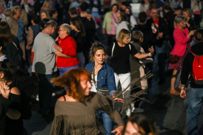 Roztańczony Wyspiański: Tłum szalał na placu przed Teatrem Śląskim w sercu Katowic