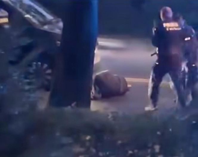 Mężczyzna zaatakował policjantów w Sosnowcu. Nowe nagranie