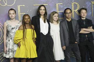 Angelina Jolie z piątką dzieci na premierze