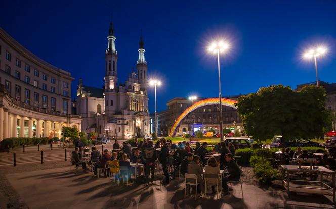 Plac Zbawiciela w Warszawie nocą