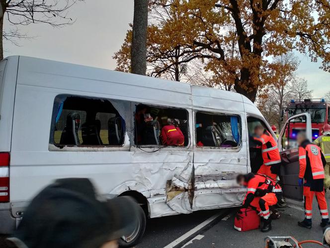 Wypadek na trasie Orneta - Lidzbark Warmiński. Bus wjechał w drzewa!