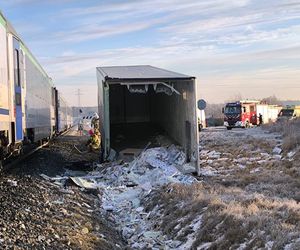   Tir zderzył się z pociągiem osobowym. Trasa kolejowa Ełk-Białystok zablokowana