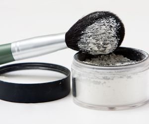 Puder transparentny: jaki wybrać i jak go używać? Rodzaje pudrów transparentnych