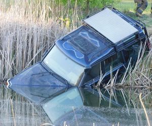 Nietrzeźwy utopił terenówkę w stawie. Potem zaczął pływać i śpiewać