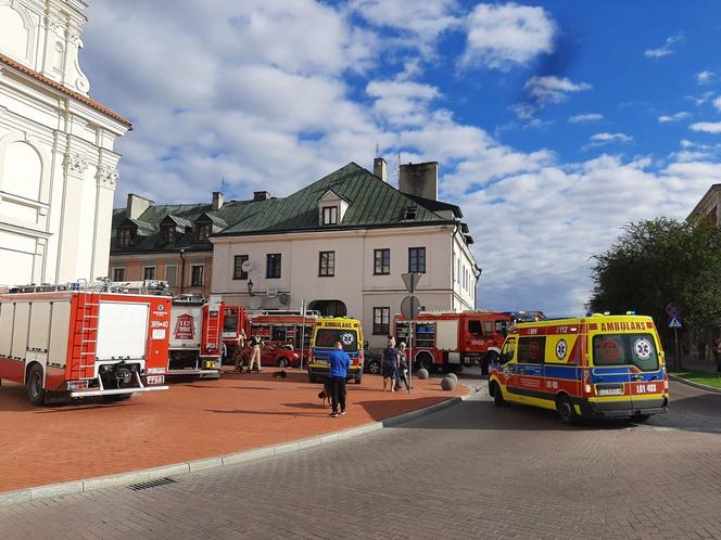 Pożar kamienicy na Starym Mieście w Zamościu. Kłęby dymu wydobywały się z poddasza