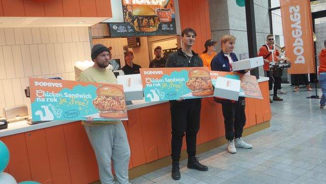 Tłumy na otwarciu Popeyes w Olsztynie. Rekordzista czekał w kolejce ponad 20 godzin