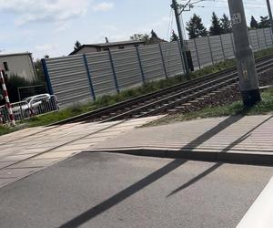 Niebezpieczna sytuacja na przejeździe kolejowym w Lesznie. Między rogatkami przy ul. Dożynkowej utknął maluch