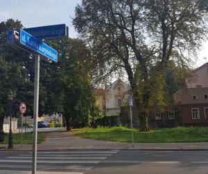 Zmienia się skwer na rogu Wałowej i Marcinkwoskiego w Lesznie. Będą nowe nasadzenia i budka meteo