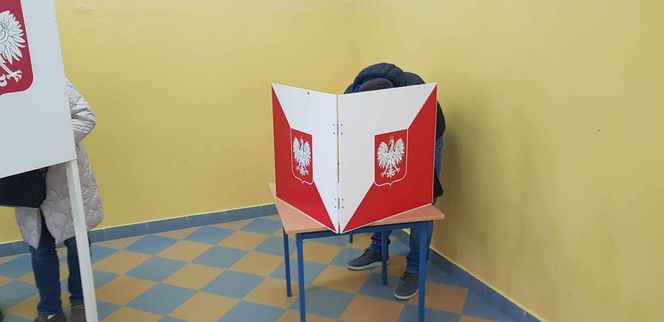 Tak wyglądają wybory w Olsztynie. Mieszkańcy poszli oddać swoje głosy [ZDJĘCIA]