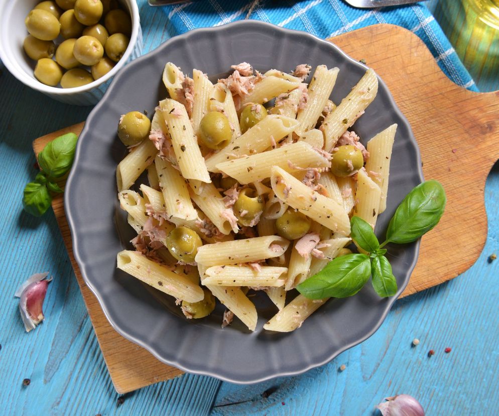 makaron z tuńczykiem i oliwkami