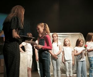 Spektakl na zakończenie warsztatów teatralnych w Teatrze Miejskim w Lesznie 