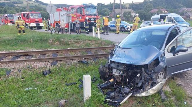 Groza na przejeździe kolejowym w Zborowicach! Auto uderzyło w nadjeżdżający pociąg