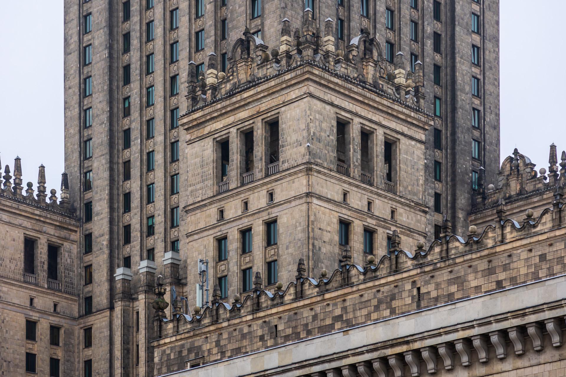 Zobacz najbrudniejsze warszawskie budynki - zdjęcia. Wypiękniałyby, gdyby je umyć