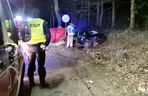 Śmiertelny wypadek pod Iławą. Alfa Romeo rozbiła się na drzewie, zginął młody kierowca