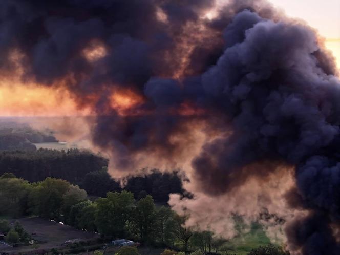 Kłęby czarnego dymu nad okolicą