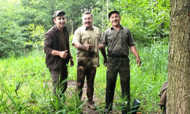 Leśnicy uratowali jelenia z bagna