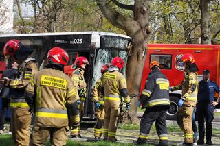Wypadek na al. Róż w Krakowie. Kierowca trafił do aresztu. Niebawem usłyszy zarzuty