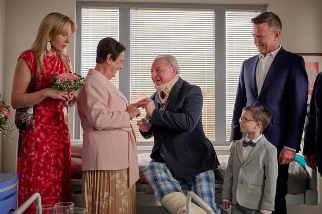 Na Wspólnej, odc. 4065. Helena (Małgorzata Peczyńska), Żaneta (Anna Guzik),  Zbigniew Sokół (Wiesław Cichy), Wojtek (Wojciech Błach), Ludzik (Gustaw Marczak)