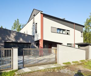 Ogrodzenie z betonu może mieć różne kształty i faktury, ale musi pasować do stylu domu