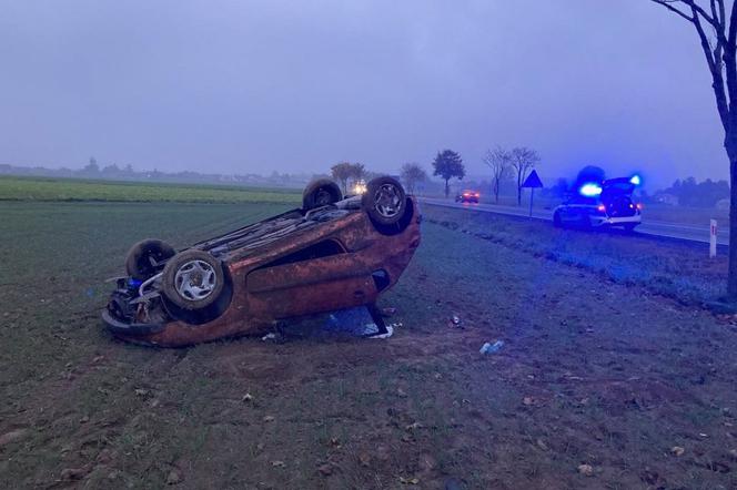 Mzurki. Dachujący peugeot wylądował na polu. Co z kierowcą?