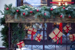 Pomysły na świąteczny balkon i taras. Jak udekorować je na Boże Narodzenie. 30 zdjęć 