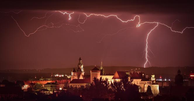 Potężne wyładowania nad Krakowem. Te zdjęcia wbijają w fotel! [GALERIA]