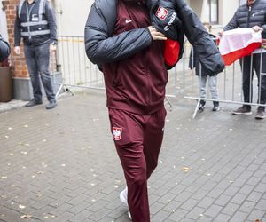 Reprezentacja zmokła na spacerze. Lewandowski się krył przed deszczem