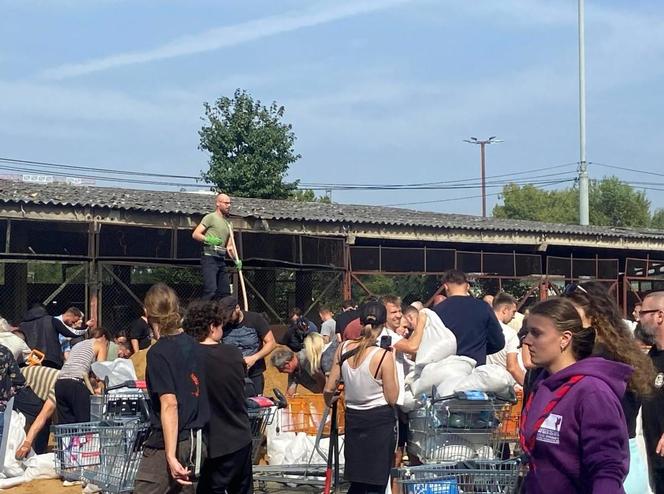 Pobór worków z piaskiem we Wrocławiu