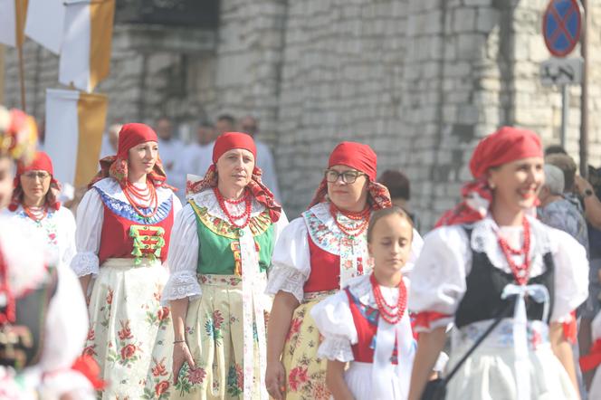 Tysiące kobiet i dziewcząt na pielgrzymce do Piekar Śląskich. "Jestem w Kościele, więc idę"