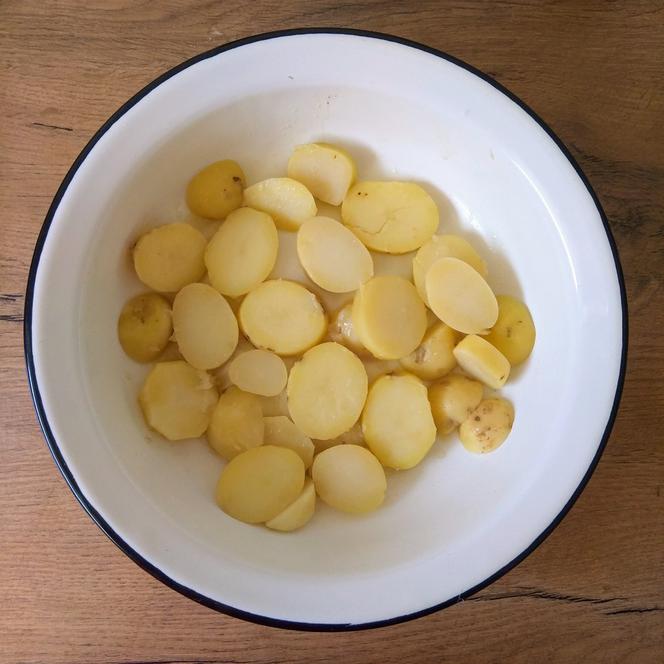 Ugotuj i pokrój ziemniaki