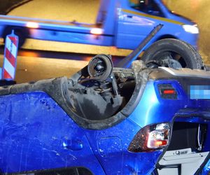 Auto rosyjskiej ambasady dachowało w Warszawie! Odłamki uszkodziły inne pojazdy
