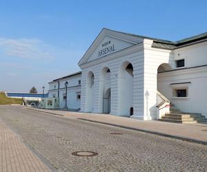 Nowa wystawa czasowa w  Muzeum Fortyfikacji i Broni Arsenał w Zamościu. To gratka nie tylko dla miłośników miliariów.
