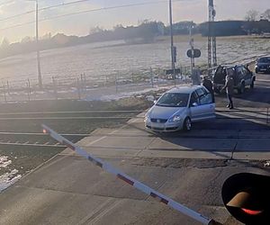 Sekundy dzieliły kierowców od tragedii. Odholowywali zepsute auto z torów po zamknięciu szlabanów