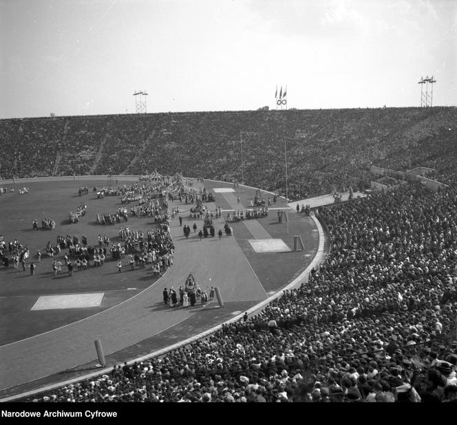 Pełen Stadion Dziesięciolecia podczas Dożynek Centralnych w Warszawie